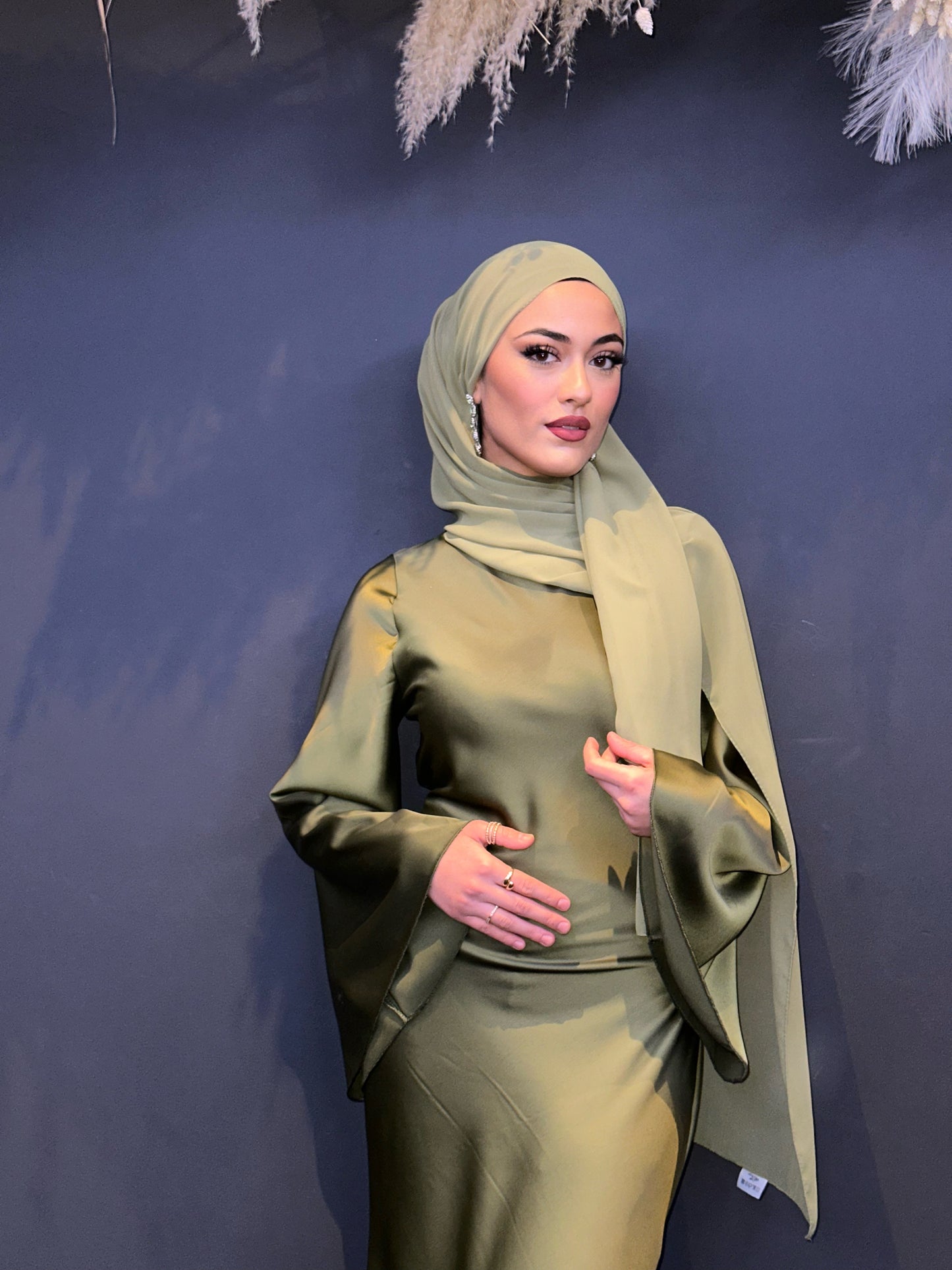 Maxi Satinkleid Mermaid in Olive