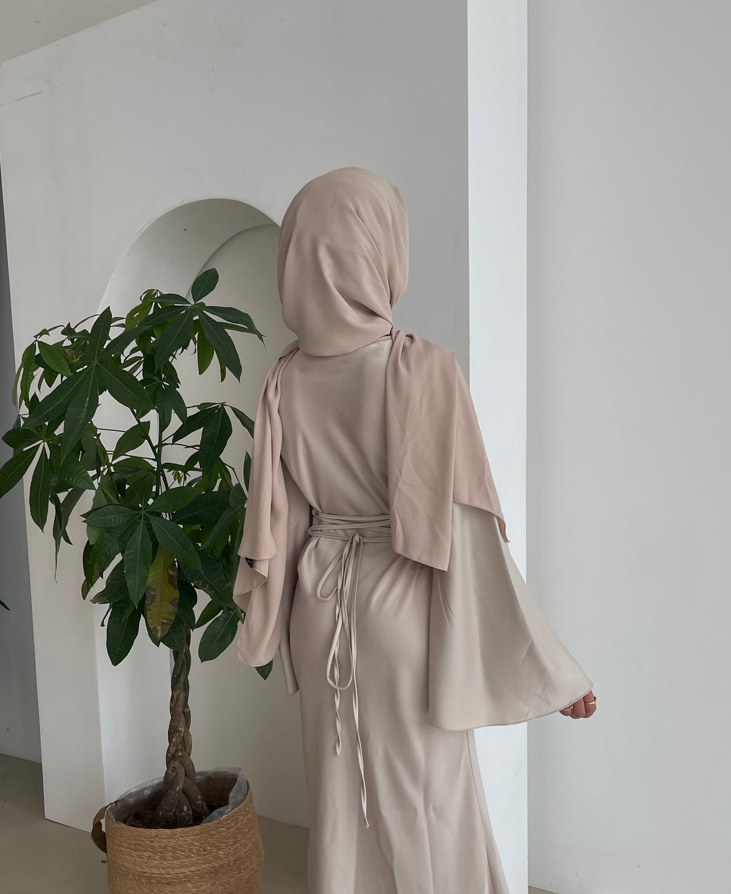 Maxi Satinkleid Mermaid in Beige