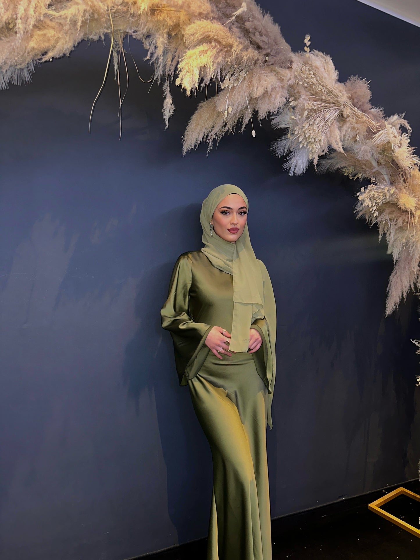 Maxi Satinkleid Mermaid in Olive