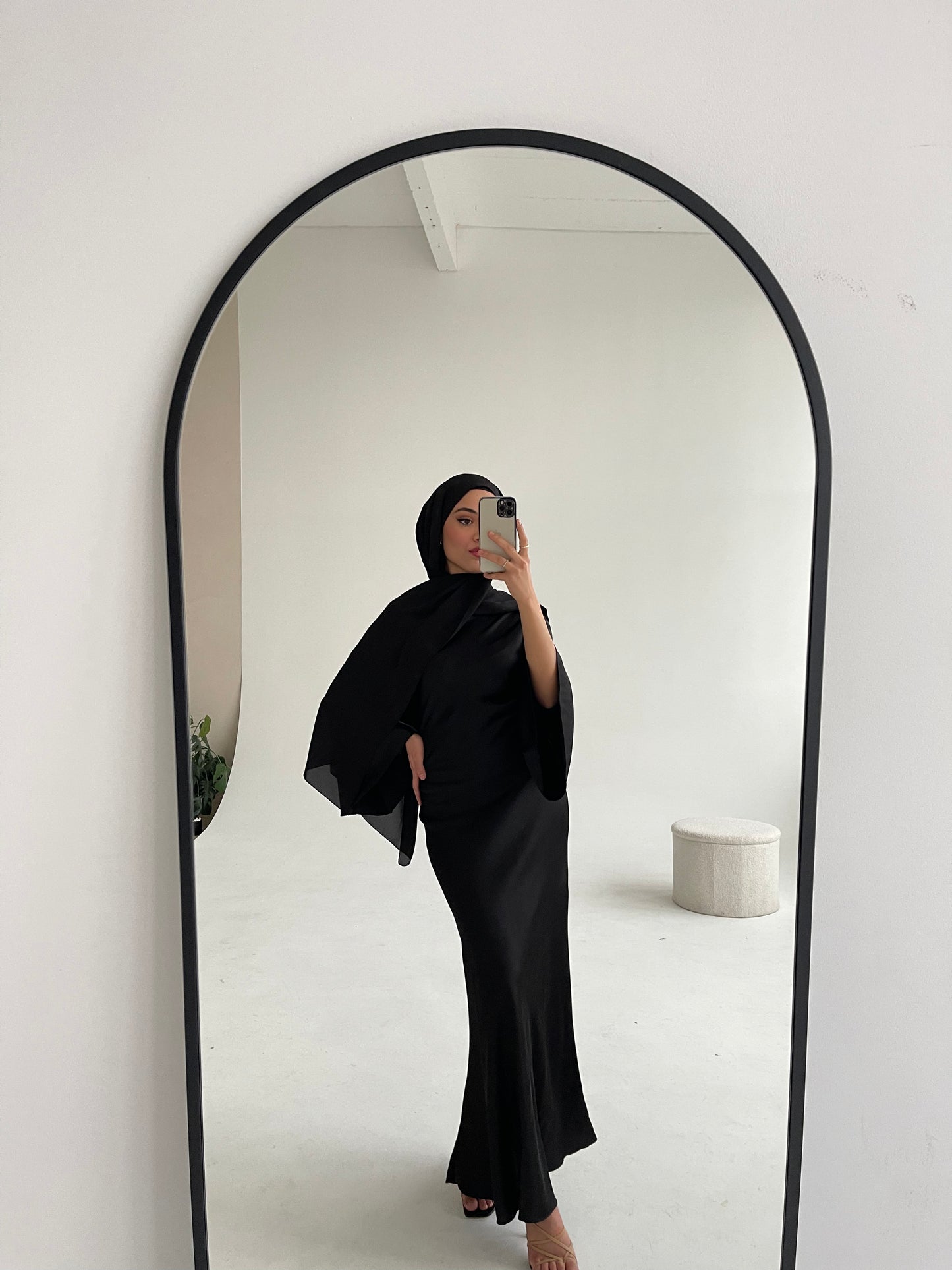 Maxi Satinkleid Mermaid in Schwarz