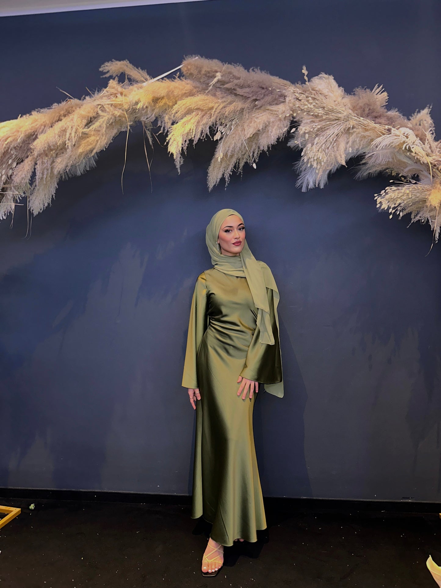 Maxi Satinkleid Mermaid in Olive