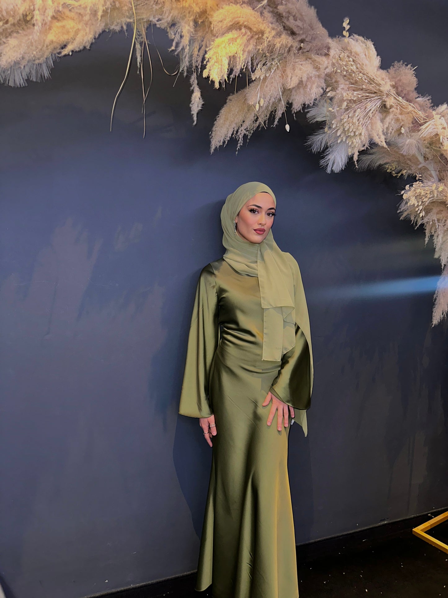 Maxi Satinkleid Mermaid in Olive