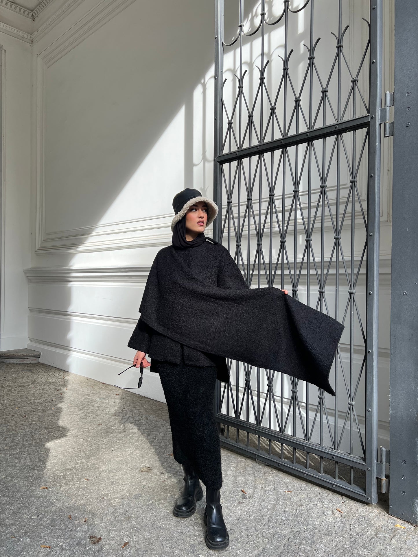 Cape mit integriertem Schal in Schwarz